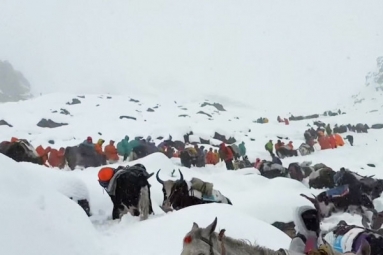 More than 1000 stranded near Mount Everest because of Snow Storm More than 1000 stranded near Mount Everest because of Snow Storm